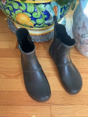 Xero Shoes Gracie Boots featuring a minimalist barefoot design Black Waterproof